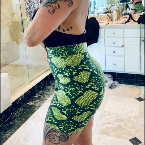 BCBGMAXAZARIA Simone Neon Green Bandage Skirt NWT - Picture 11 of 11